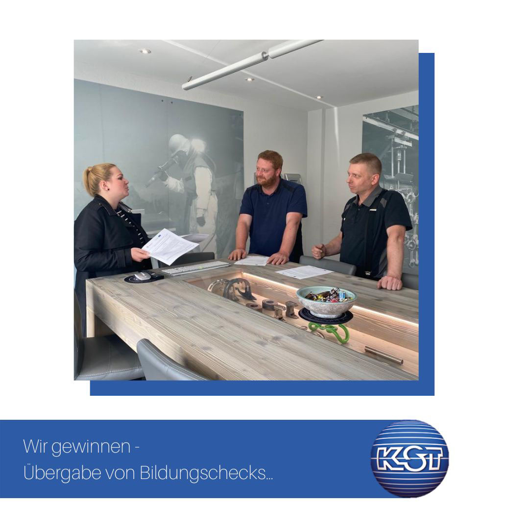 Übergabe von Bildungschecks